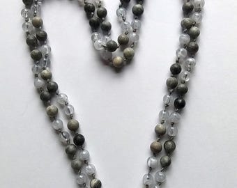 Collar de cuentas de piedra y vidrio anudado a mano, color gris humo.