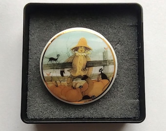 Broche de espantapájaros de P. Buckley Moss, de porcelana, pintado a mano, con gatos negros y escena campestre. Joyería coleccionable.