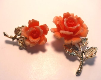 Broche de rosa con flores de coral talladas en resina de los años 50, alfileres de flores, joyería de mediados de siglo
