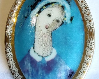 Broche de la Virgen Azul de Buckley Moss, pin coleccionable pintado a mano con un dulce rostro de camafeo.