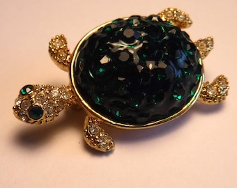 Broche de tortuga con cuerpo de vidrio moldeado, ojos de diamantes de imitación verdes, adorable bisutería, reptil