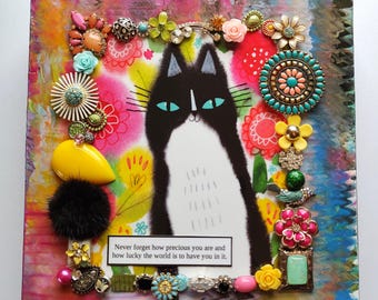 Collage hecho a mano de gato esmoquin con colores arcoíris, bisutería decorada con técnica mixta.