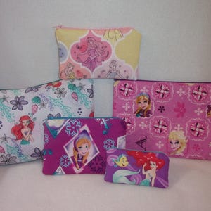 Accessoires faits main Princesse Disney et La Reine des neiges 5 choix de tissus Porte-monnaie ~ trousse à crayons ~ petite trousse à maquillage ~ moyenne trousse à maquillage Mini pièce amusante