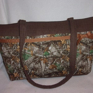 Real Tree Edge roomy  XXLG Low this great bag has 5 outside pockets and 6 inside wow!  Great for travel, twins or Hunting bag