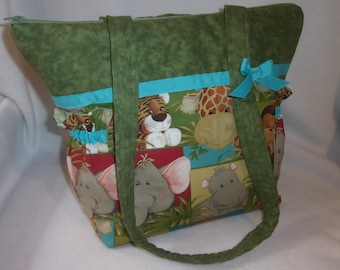 Nuevos colores de Jungle Babies: elige entre verde azulado o verde salvia para la bolsa de pañales. Ideal para baby shower, unisex y personalizable. Disponible en varias opciones y en 4 tamaños.