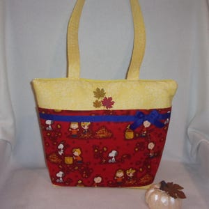 ¡ÚLTIMO! Bolso de mano hecho a mano con hojas bordadas de Snoopy, Charlie Brown y Peanuts. Personalízalo.