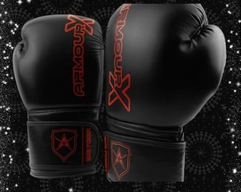 Puede incluir: Un par de guantes de boxeo negros con la marca "ARMOUR X" en rojo y un logotipo de estrella roja en la correa de la muñeca.