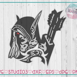 Puede incluir: Silueta en blanco y negro de una guerrera elfa femenina con arco y flecha. La elfa tiene el pelo largo y lleva una capa con capucha. La imagen está sobre un fondo de veta de madera.