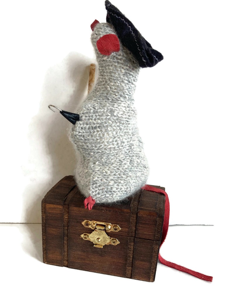 The Pirate Rat and His Treasure Chest image 7