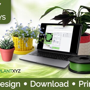Könnte beinhalten: Ein Laptop mit 3D-Design-Software, umgeben von einer kleinen Sukkulente in einem roten Topf, einem gelben strukturierten Übertopf mit blauen Blumen, einer großen Grünpflanze in einem rot-weißen Topf und einer Spule mit grünem 3D-Druck-Filament.