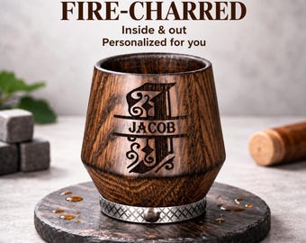 Vaso de whisky personalizado: vaso de bourbon artesanal de roble carbonizado con estilo rústico y grabado profundo en madera.