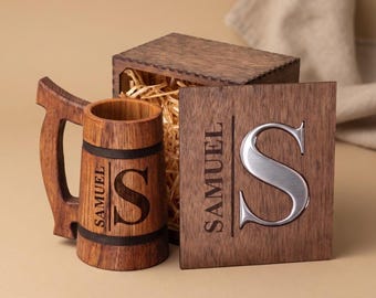 Juego de regalo de jarra de cerveza de roble personalizada con caja de madera - Regalo para padrinos de boda con monograma plateado metalizado