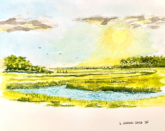 Può includere: Dipinto ad acquerello di un paesaggio paludoso con un fiume sinuoso, alberi verdi e un cielo giallo brillante. Il dipinto è firmato "L. Jackson Doyle '21".