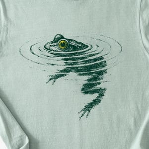 Camiseta con rana nadando / Camiseta con gráfico de animal divertido