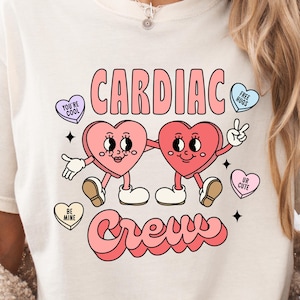 Koszulka walentynkowa Cardiac Crew: Komfortowe kolory, prezent dla pielęgniarki kardiologicznej