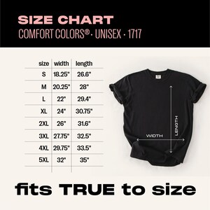 Op de afbeelding: Zwart unisex T-shirt met een maattabel. De tabel bevat breedte- en lengtematen in centimeters, vari&euml;rend van maat S tot 5XL. De tekst "fits TRUE to size" wordt ook weergegeven.