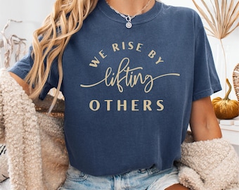 Comfort Colors Inspirierendes T-Shirt: Wir steigen, indem wir andere anheben