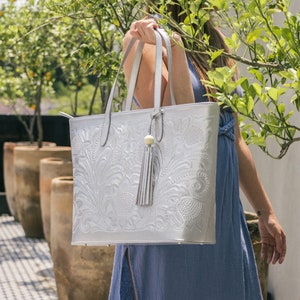Bolso de piel metalizada plateada, cartera de piel hecha a mano, bolso de mano de piel de vacuno, bolso de piel con relieve mexicano, bolso de mano de piel de lujo
