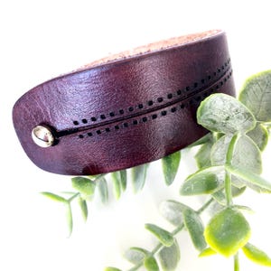 Handmade Brown Leather Bracelet: Minimalist Men&#39;s Cuff
