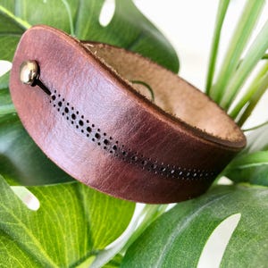 Handcrafted Brown Leather Bracelet: Minimalist Men&#39;s Wristband
