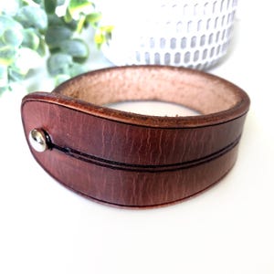 Handmade Brown Leather Bracelet: Minimalist Men&#39;s Wrist Cuff