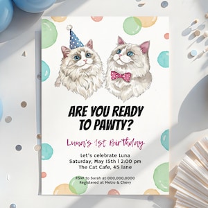 以下が含まれることがあります： 2匹のふわふわした猫が描かれた誕生日パーティーの招待状。「ARE YOU READY TO PAWTY?」というテキストと、日付、時間、場所、RSVP情報などのパーティーの詳細が含まれています。パステルカラーの風船と紙吹雪が背景を飾っています。