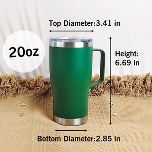 Puede incluir: Un vaso aislado verde de 20 oz con asa. El di&aacute;metro superior es de 8,66 cm, el di&aacute;metro inferior es de 7,24 cm y la altura es de 17 cm. El vaso tiene un borde y una base plateados.