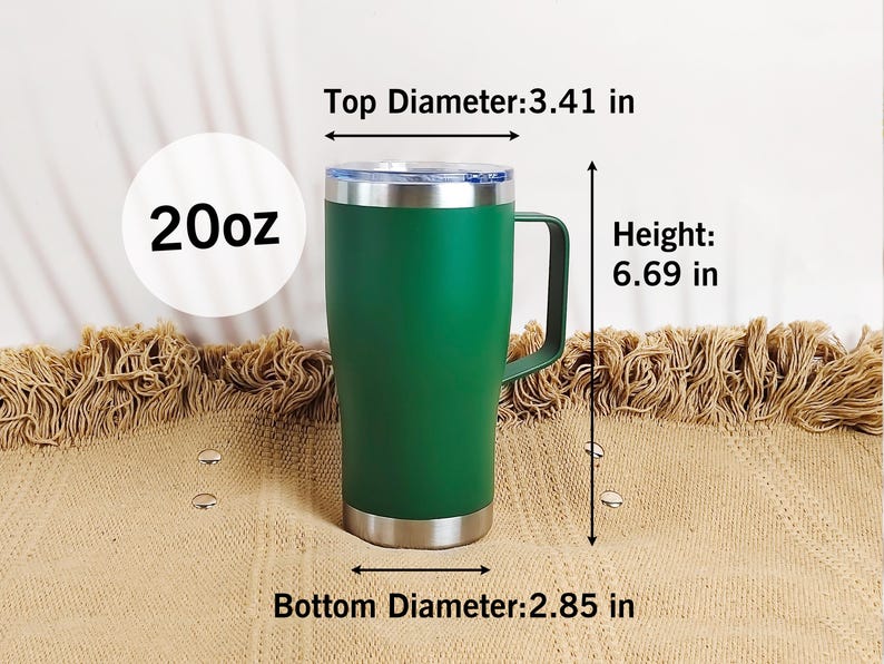 Puede incluir: Un vaso aislado verde de 20 oz con asa. El di&aacute;metro superior es de 8,66 cm, el di&aacute;metro inferior es de 7,24 cm y la altura es de 17 cm. El vaso tiene un borde y una base plateados.