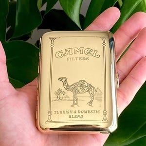 Portasigarette vintage inciso cammello retrò Marlboro Zippo Collection Chic Luxury regalo personalizzato casa arte unica sigaretta sigaro annunci vecchi