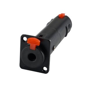 Puede incluir: Un conector jack de audio cilíndrico negro con una brida de montaje cuadrada y dos orificios para tornillos. El componente incluye un prominente pestillo de liberación naranja en la parte superior del puerto de entrada circular y otro pestillo naranja.