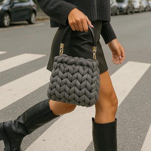 Mini sac gris en grosse maille - Sac à main en laine fait main avec lanière en cuir végétalien - Mini doublure argentée - Cadeau compact et élégant