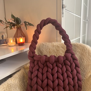 Burgundy Bliss - Handgefertigte Burgundy Marshmallow grobstrick Tasche - Weiche Garn gehäkelte Schultertasche - Kuschelige und trendige Stricktasche für jeden Tag