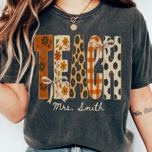 Camiseta personalizada para profesor/a con nombre personalizado, camiseta Comfort Colors con estampado floral otoñal, camiseta para profesor/a, regalo de Navidad para profesor/a coqueto/a