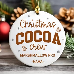 Adorno navideño de la tripulación del cacao 2025, recuerdo familiar personalizado para las fiestas, nombres personalizados, adorno a juego para chocolate caliente, regalo de Navidad para fiesta de pijamas.