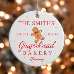 Adorno de panadería de jengibre personalizado con nombre de familia, recuerdo de Navidad personalizado 2025, adorno para casa nueva, regalo para padres e hijos.