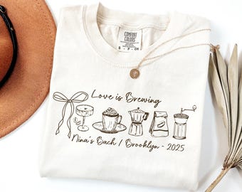 ラブ・イズ・ブリューイング・シャツ エスプレッソ・マティーニ バチェロレッテTシャツ コーヒーテーマのバチェロレッテパーティーシャツ コンフォートカラー カスタム ブライドトリップTシャツ ブライダルパーティー