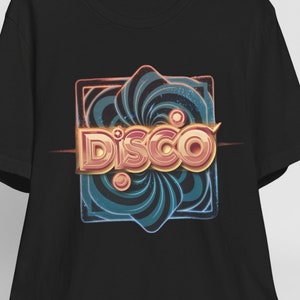 以下が含まれることがあります： レトロなスタイルで「DISCO」という言葉が書かれた、青とピンクの渦巻き模様のグラフィックデザインが施された黒いTシャツです。
