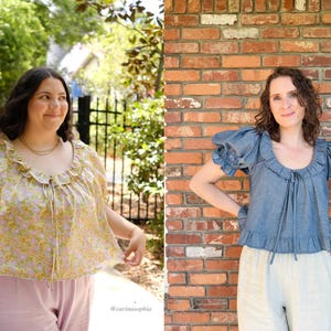 Pode incluir: Duas mulheres usando blusas. Uma &eacute; amarelo claro com um padr&atilde;o floral e decote com babados. A outra &eacute; azul jeans com mangas e decote com babados. Ambas as blusas t&ecirc;m um la&ccedil;o no decote.