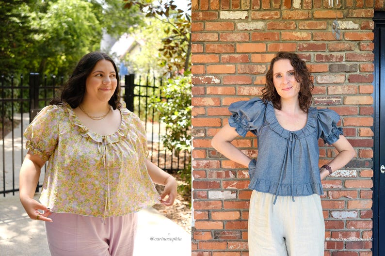 Pode incluir: Duas mulheres usando blusas. Uma &eacute; amarelo claro com um padr&atilde;o floral e decote com babados. A outra &eacute; azul jeans com mangas e decote com babados. Ambas as blusas t&ecirc;m um la&ccedil;o no decote.
