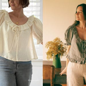 Pode incluir: Duas blusas com mangas bufantes e decotes com babados. Uma &eacute; creme com listras verticais e um la&ccedil;o no decote. A outra tem um padr&atilde;o xadrez cinza e branco. Ambas t&ecirc;m uma est&eacute;tica vintage.