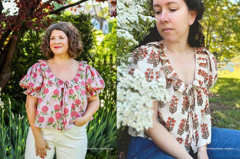Pode incluir: Duas mulheres usando blusas com estampas florais. Uma blusa tem um padr&atilde;o floral rosa em um fundo branco, com decote com babados e la&ccedil;o. A outra blusa tem um padr&atilde;o floral marrom em um fundo creme, tamb&eacute;m com decote com babados.