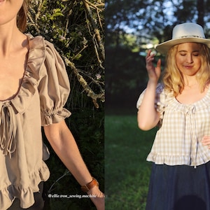 Pode incluir: Uma blusa bege com decote com babados e mangas curtas bufantes. A blusa tem um detalhe de la&ccedil;o no peito e uma bainha com babados. A segunda imagem mostra uma blusa semelhante com um padr&atilde;o xadrez, combinada com um chap&eacute;u e uma saia azul escura.