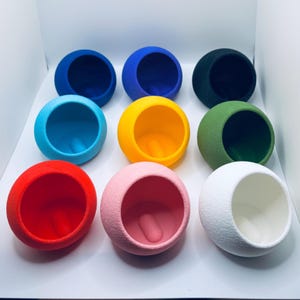 Maceta Orbe Colorida – Maceta de Interior Impresa en 3D en PLA (Rojo, Azul Oscuro, Rosa, Morado, Negro, Amarillo, Verde Oliva, Azul Cielo, Blanco)