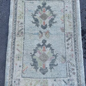 Handgefertigter Türkischer Wollteppich: Vintage Boho Akzent 7 x 10 cm