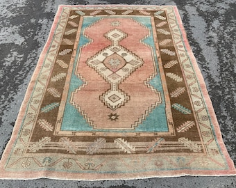 Handmade Pastel Pink Oushak Rug: Vintage Anatolian Wool Rug (4&#39;3 x 6&#39;3 ft)