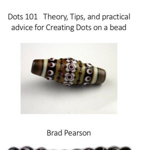 Puede incluir: Imagen de un libro titulado "Dots 101" que muestra una cuenta decorativa con un patrón marrón, blanco y rojo. La cuenta es cilíndrica con una serie de puntos y rayas. Debajo, una fila de cuentas similares. Por Brad Pearson.