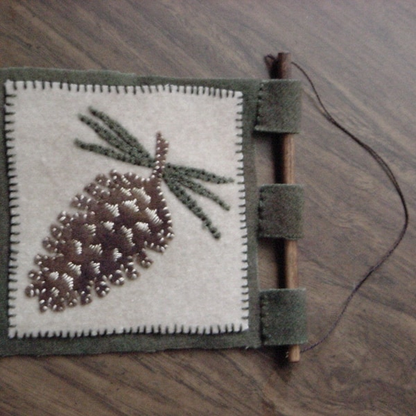 Penny Rug Pattern - Pine Cone Banner - Winter Christmas Cabin