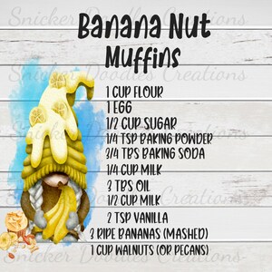K&ouml;nnte beinhalten: Eine skurrile Illustration eines Zwergs, der eine Banane h&auml;lt, mit einem Rezept f&uuml;r Bananen-Nuss-Muffins. Das Rezept beinhaltet 1 Tasse Mehl, 1 Ei, 1/2 Tasse Zucker, 1/4 Teel&ouml;ffel Backpulver, 3/4 Essl&ouml;ffel Natron, 1/4 Tasse Milch, 3 Essl&ouml;ffel &Ouml;l, 1/2 Tasse Milch, 2 Teel&ouml;ffel Vanille, 3 reife Bananen (zerdr&uuml;ckt) und 1 Tasse Waln&uuml;sse (oder Pekann&uuml;sse).