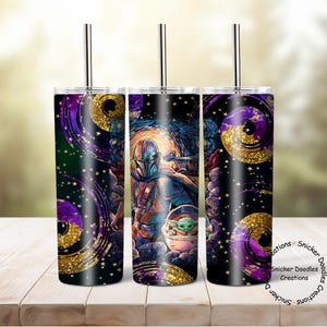 Op de afbeelding: Drie roestvrijstalen bekers met deksels en rietjes. De bekers zijn versierd met een ontwerp met een galactisch thema met een personage uit de Star Wars-franchise, een draaiend patroon van goud en paars en een zwarte achtergrond.