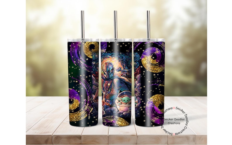 Op de afbeelding: Drie roestvrijstalen bekers met deksels en rietjes. De bekers zijn versierd met een ontwerp met een galactisch thema met een personage uit de Star Wars-franchise, een draaiend patroon van goud en paars en een zwarte achtergrond.